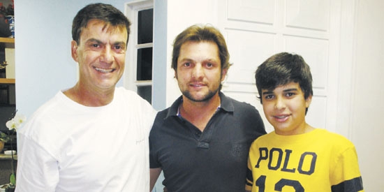 Gustavo Garcia em clique com seu amigo Osvaldo Mello Júnior e seu filhinho Alexandre Mello